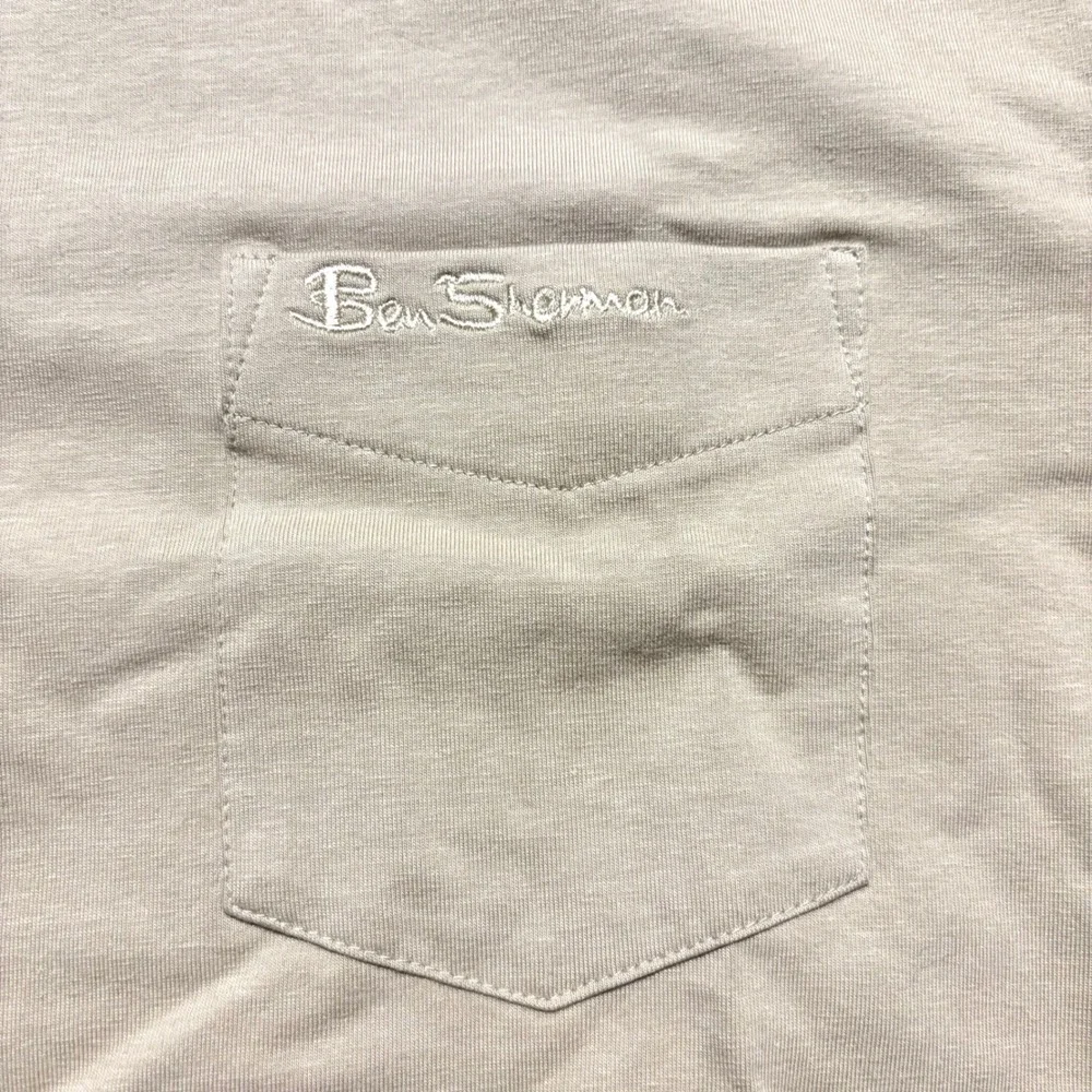 Ben Sherman Beige Mens Crew Neck Pocket T-shirt Navy Tipping Collar Sleeve Large - Picture 2 of 6